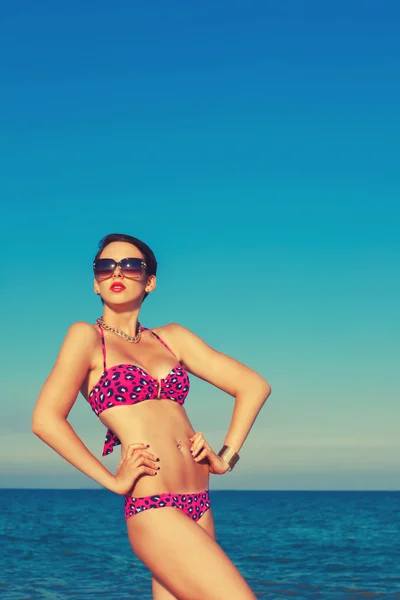 Mooi meisje in zwembroek en zonnebril — Stockfoto