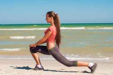 genç güzel kız sahilde oynarken spor atlet