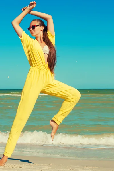 Menina bonita nova em maiô e óculos de sol — Fotografia de Stock