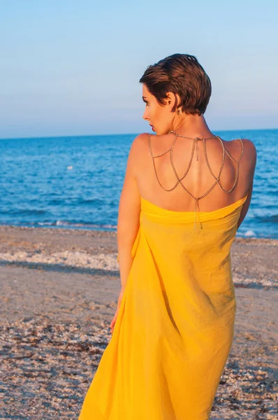 Νεαρό κορίτσι με το Παρεό παραλία κίτρινο — Φωτογραφία Αρχείου