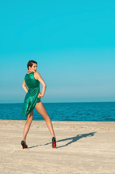 Giovane bella ragazza in costume da bagno verde — Foto Stock