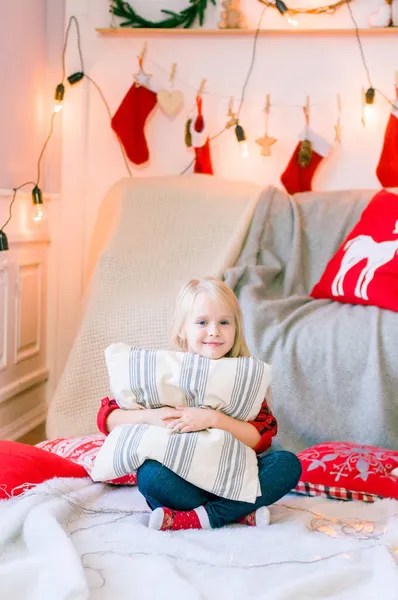 Söt Flicka Med Blont Hår Röd Rutig Skjorta Ett Rum — Stockfoto