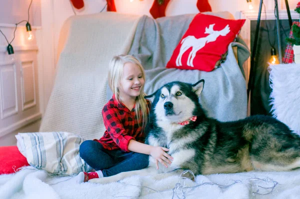 Niña Linda Con Pelo Rubio Una Camisa Cuadros Rojos Juega — Foto de Stock