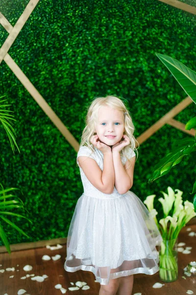 Menina Bonito Pouco Com Cabelo Loiro Vestido Branco Flores Brancas — Fotografia de Stock