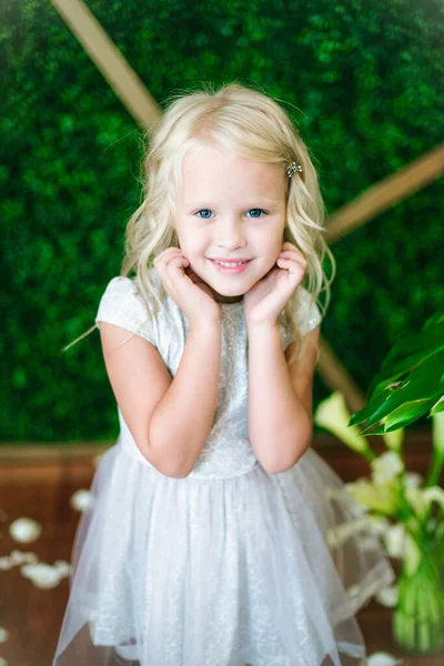 Menina Bonito Pouco Com Cabelo Loiro Vestido Branco Flores Brancas — Fotografia de Stock