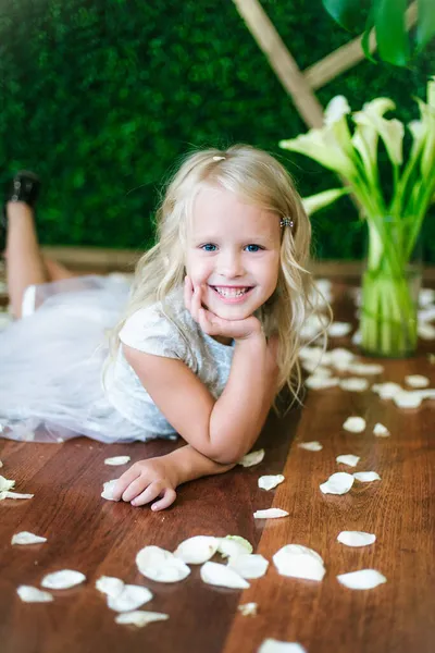 Menina Bonito Pouco Com Cabelo Loiro Vestido Branco Flores Brancas — Fotografia de Stock