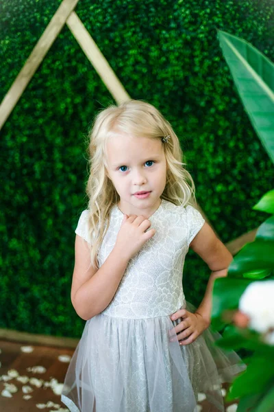 Menina Bonito Pouco Com Cabelo Loiro Vestido Branco Flores Brancas — Fotografia de Stock