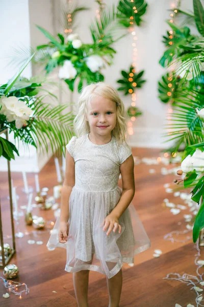 Μικρό Χαριτωμένο Κορίτσι Ξανθά Μαλλιά Λευκό Φόρεμα Και Λευκά Λουλούδια — Φωτογραφία Αρχείου