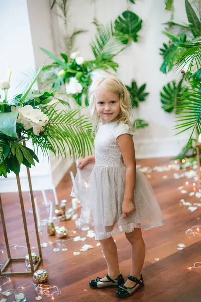 Malá Roztomilá Dívka Blond Vlasy Bílých Šatech Bílé Květy Lilie — Stock fotografie