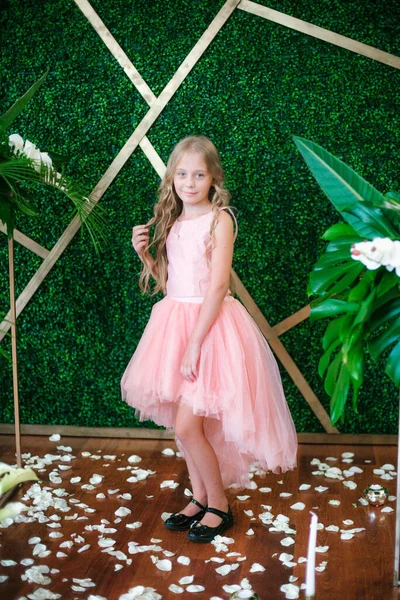 Menina Bonito Com Longos Cabelos Loiros Vestido Rosa Flores Brancas — Fotografia de Stock