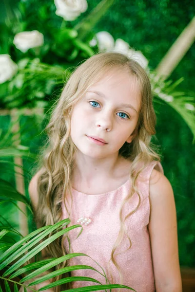 Menina Bonito Com Longos Cabelos Loiros Vestido Rosa Flores Brancas — Fotografia de Stock