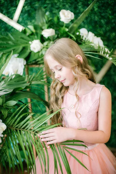Menina Bonito Com Longos Cabelos Loiros Vestido Rosa Flores Brancas — Fotografia de Stock