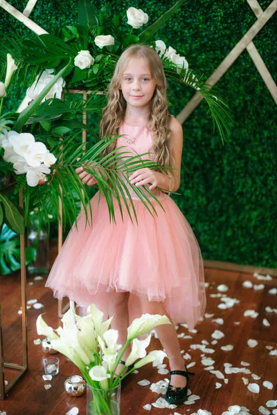 Menina Bonito Com Longos Cabelos Loiros Vestido Rosa Flores Brancas — Fotografia de Stock