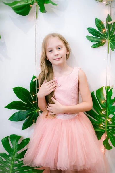 Menina Bonito Com Longos Cabelos Loiros Vestido Rosa Flores Brancas — Fotografia de Stock