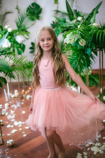 Menina Bonito Com Longos Cabelos Loiros Vestido Rosa Flores Brancas — Fotografia de Stock