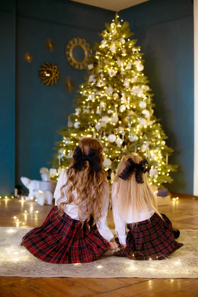 Sarışın Kıvırcık Saçlı Güzel Kız Kardeşler Klasik Okul Kıyafetleriyle Klasik — Stok fotoğraf