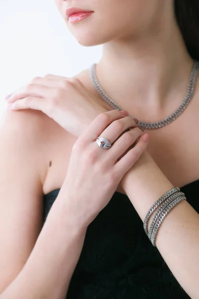 Trendy Zilveren Oorbellen Armband Ring Een Mooi Jong Meisje Met — Stockfoto