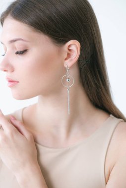 Uzun siyah saçlı güzel bir kıza gümüş mücevherler takılmış. Güzellik ve moda 