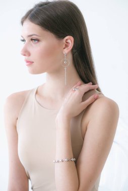Uzun siyah saçlı güzel bir kıza gümüş mücevherler takılmış. Güzellik ve moda 