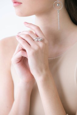 Uzun siyah saçlı güzel bir kıza gümüş mücevherler takılmış. Güzellik ve moda 