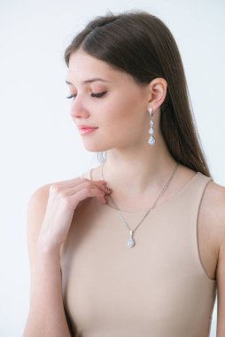 Uzun siyah saçlı güzel bir kıza gümüş mücevherler takılmış. Güzellik ve moda 