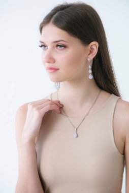 Uzun siyah saçlı güzel bir kıza gümüş mücevherler takılmış. Güzellik ve moda 