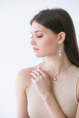 Uzun siyah saçlı güzel bir kıza gümüş mücevherler takılmış. Güzellik ve moda 
