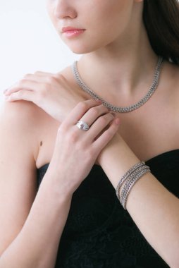 Uzun siyah saçlı güzel bir kıza gümüş mücevherler takılmış. Güzellik ve moda 