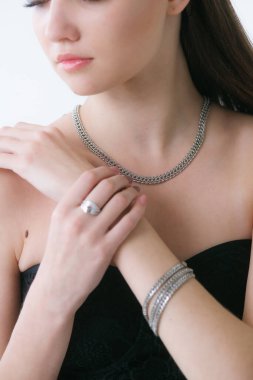 Uzun siyah saçlı güzel bir kıza gümüş mücevherler takılmış. Güzellik ve moda 