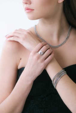Uzun siyah saçlı güzel bir kıza gümüş mücevherler takılmış. Güzellik ve moda 