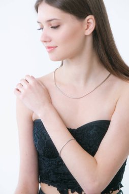 Uzun siyah saçlı güzel bir kıza gümüş mücevherler takılmış. Güzellik ve moda 