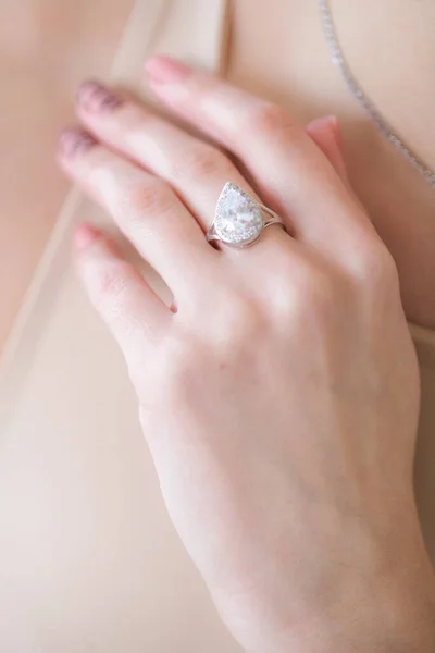 Trendi Ezüst Gyűrű Egy Gyönyörű Fiatal Lányon Szépség Divat — Stock Fotó