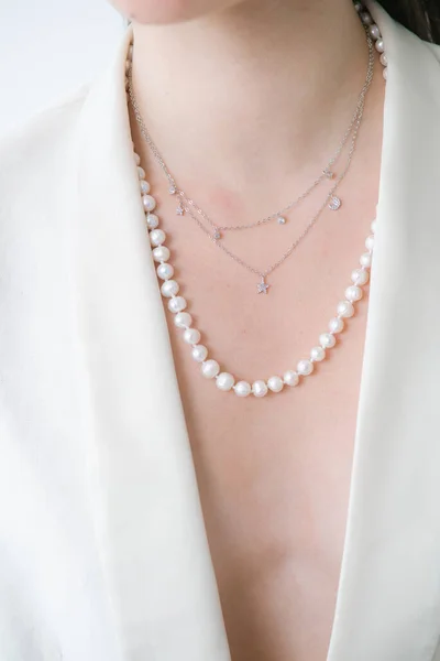 Collier Tendance Argent Avec Des Perles Sur Une Belle Jeune — Photo