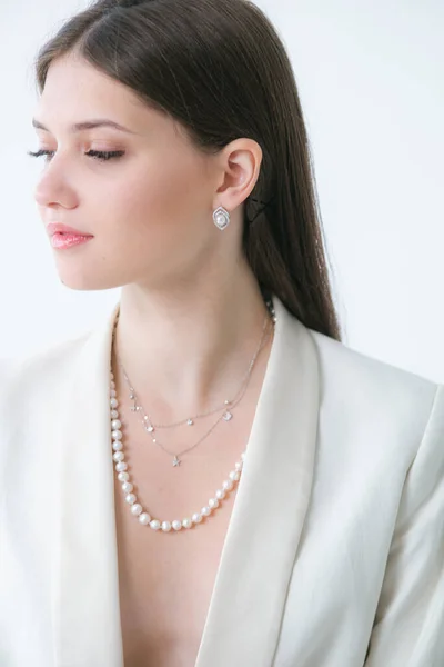 Модное Серебряное Ожерелье Косичками Красивой Молодой Девушке Белом Модном Пиджаке — стоковое фото