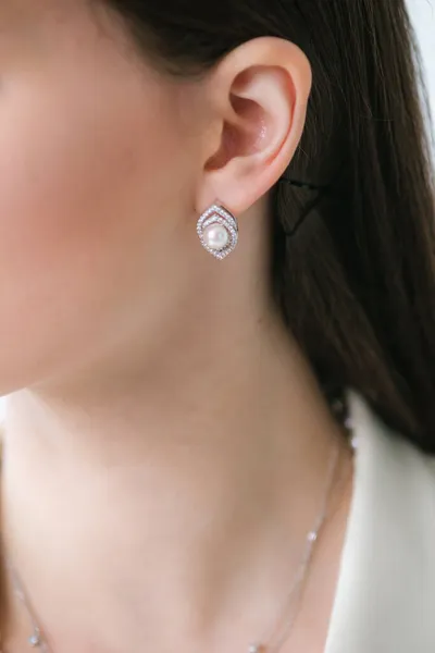 Trending Stříbrné Šperky Set Perlami Krásné Mladé Dívky Bílé Módní — Stock fotografie