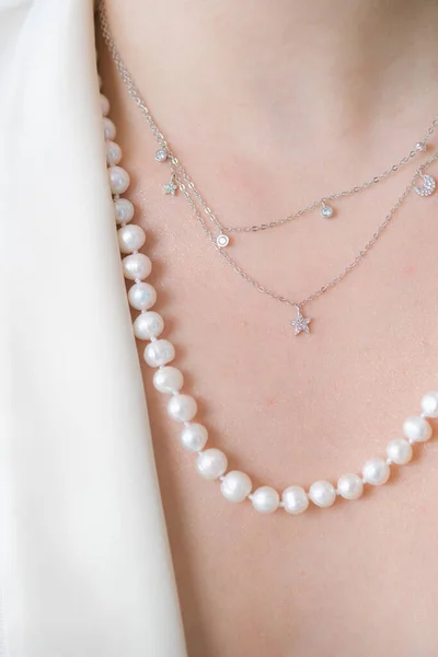 Trendy Stříbrný Náhrdelník Perlami Krásné Mladé Dívce Bílém Módním Saku — Stock fotografie
