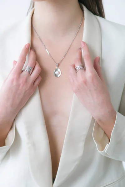 Tendance Bijoux Argent Sertis Perles Sur Une Belle Jeune Fille — Photo