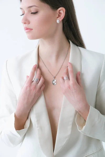 Trending Stříbrné Šperky Set Perlami Krásné Mladé Dívky Bílé Módní — Stock fotografie