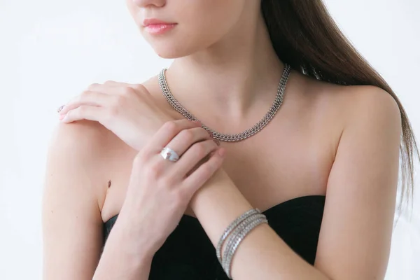 Trending Zilveren Sieraden Ingesteld Een Mooi Jong Meisje Met Lang — Stockfoto