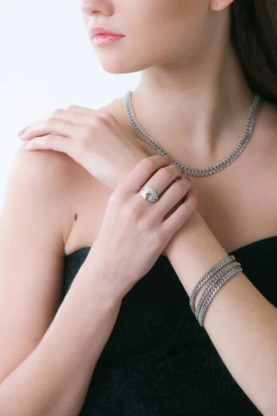 Trending Silver Jewelry Set Beautiful Young Girl Long Dark Hair — Zdjęcie stockowe