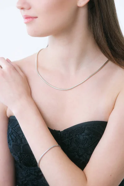 Trending Zilveren Sieraden Ingesteld Een Mooi Jong Meisje Met Lang — Stockfoto