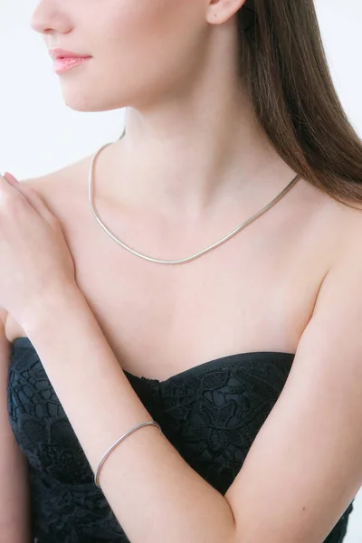 一个有着一头乌黑长发的年轻貌美的姑娘身上镶嵌着银色的珠宝 美与时尚 — 图库照片