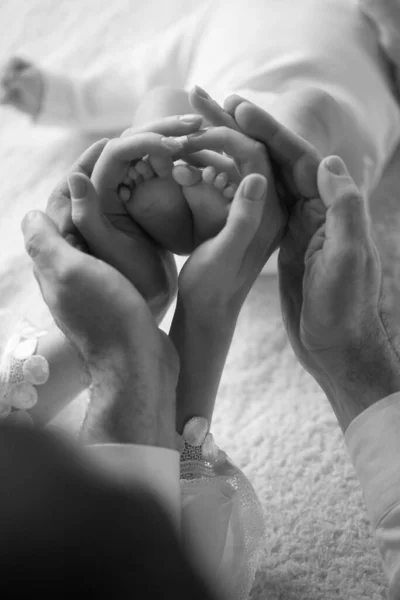 Hands Mom Dad Holding Tiny Cute Baby Feet Happy Motherhood — Foto de Stock