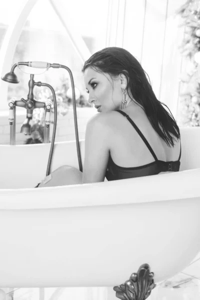 Attractive Young Girl Dark Hair Black Bikini Bathtub Full Rose — Stock Photo, Image
