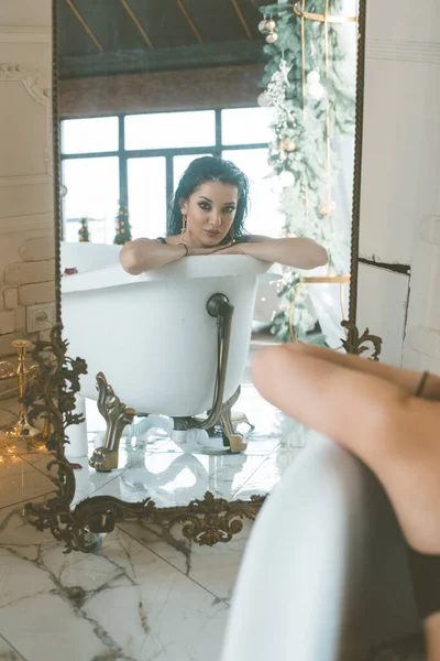 迷人的年轻姑娘 黑头发 穿着黑色比基尼 倒映在一个巨大的老式浴室镜子里 休闲和温泉 — 图库照片