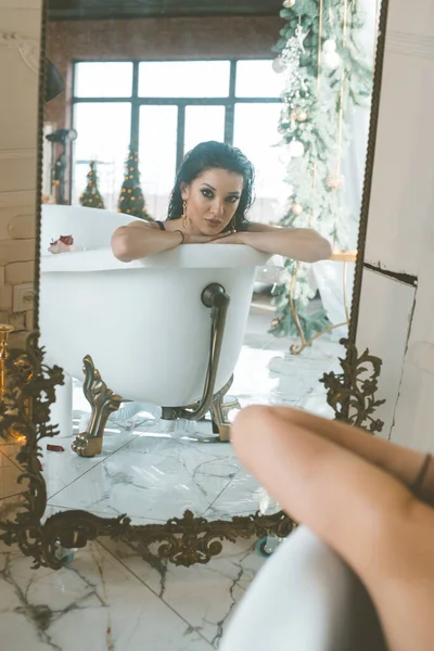 Rapariga Atraente Com Cabelo Escuro Biquíni Preto Reflexo Grande Espelho — Fotografia de Stock