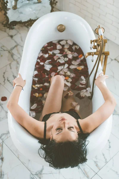 Attractive Young Girl Dark Hair Black Bikini Bathtub Full Rose — Stock Photo, Image