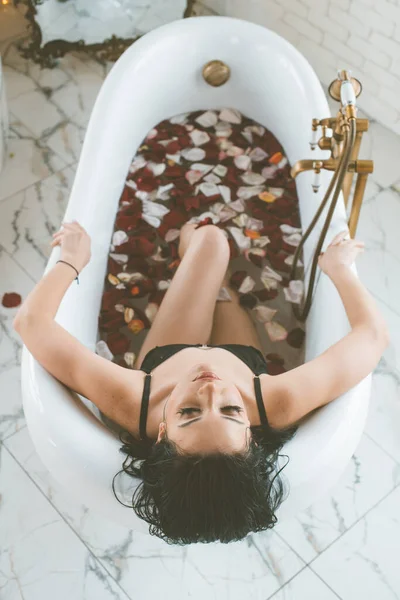 Attractive Young Girl Dark Hair Black Bikini Bathtub Full Rose — Stock Photo, Image