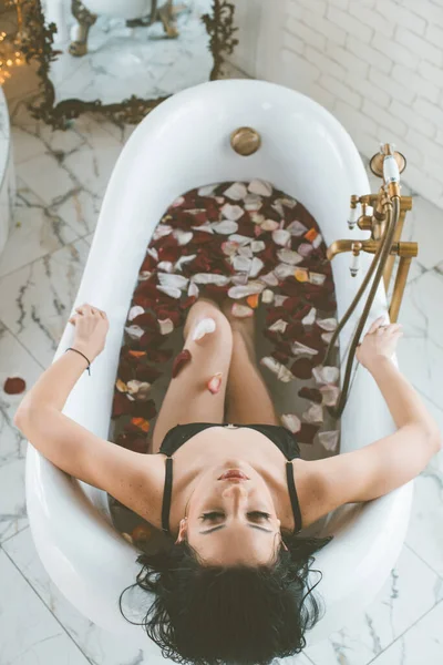 욕조에서 비키니를 매력적 — 스톡 사진