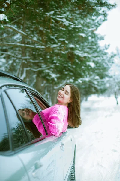 Молодая Милая Девушка Розовом Свитере Смеется Смотрит Окна Машины Зимнюю — стоковое фото